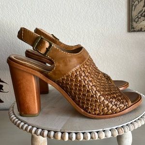 FRYE Sofia woven open toe tan size 10